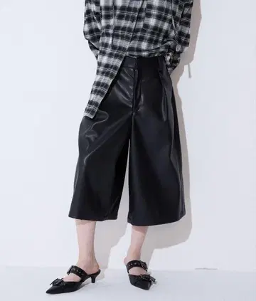 [ JEANASIS ] 인조 가죽 하프 팬츠