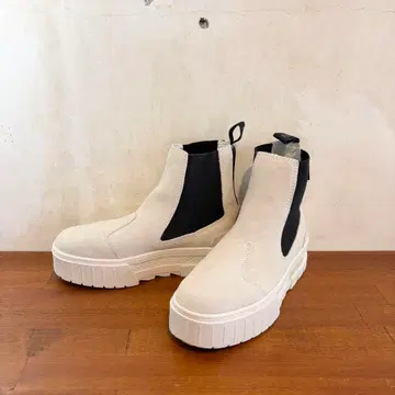 새상품급 푸마 메이즈 첼시 23.5cm 화이트 x 블랙 997