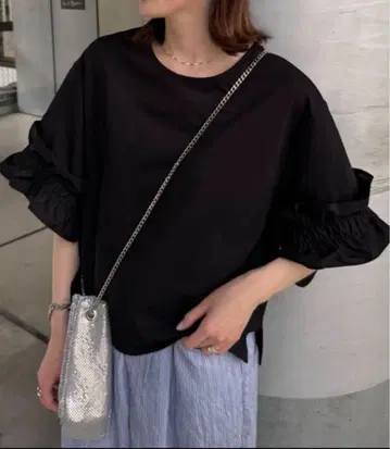[ 새상품 미사용 ] 소매 개더 프릴 디자인 티셔츠 블랙