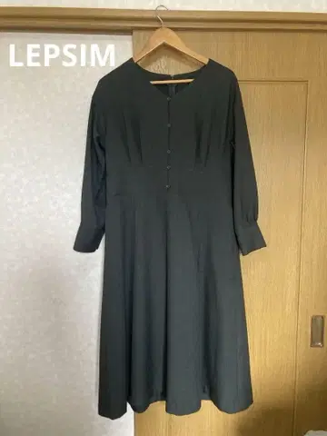 다크 그레이 긴팔 무릎 기장 원피스
