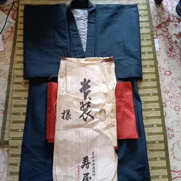 블랙 겉옷과 빨간색 오비 세트 코토부키야