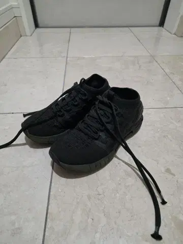 언더 아머 블랙 스니커즈 HOVR