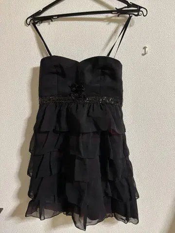블랙 프릴 미니 드레스 비즈 장식 포함