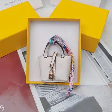 8. 화이트 컬러 미니 액세서리 백