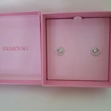 Swarovsuki Constella 스터드 귀걸이 라운드컷