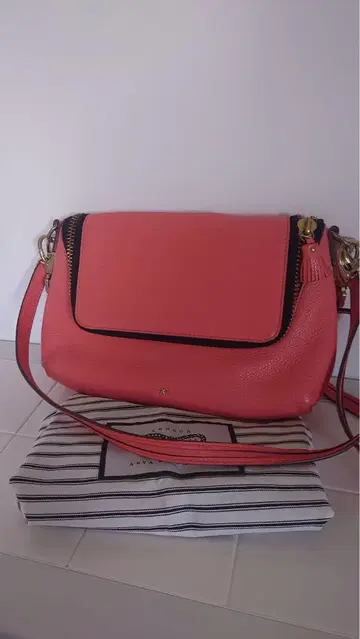 Anya Hindmarch 코랄 핑크 플랩 숄더백