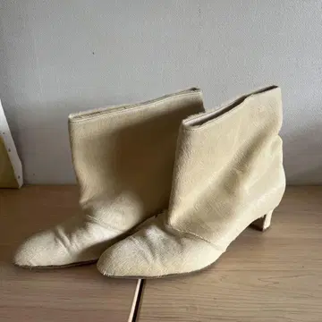 네브로니 송치 크림색 스틸레토 부티