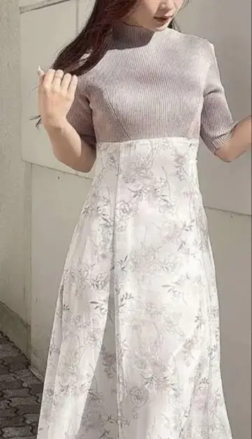 머큐리 듀오 레이어드 꽃 패턴 니트 도킹 원피스 베이지