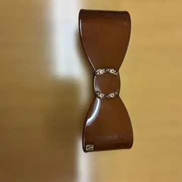 알렉산드라 리본형 브라운 헤어 클립 비쥬 포함