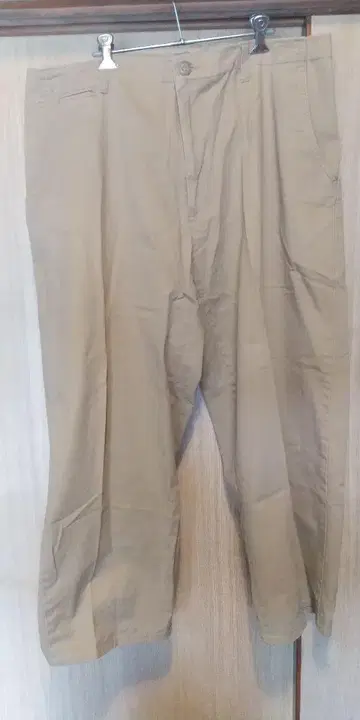 베이지 치노 팬츠 밑단 올풀림 있음