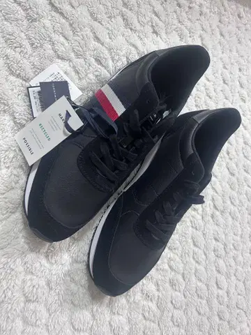 TOMMY HILFIGER 블랙 스니커즈