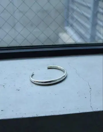 OX JEWELRY Silver Curve Bangle