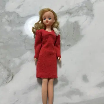 레드 드레스의 리카짱 인형 본체