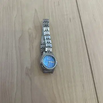 파란색 다이얼의 아날로그 쿼츠 시계 SEIKO