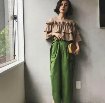 [ SALE ] AMERI VINTAGE 아메리빈티지 프릴 상의