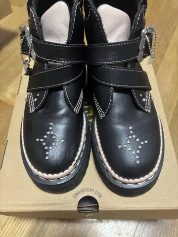 Dr.Martens 발렌타인 2025 CAITIE 스트랩 부츠