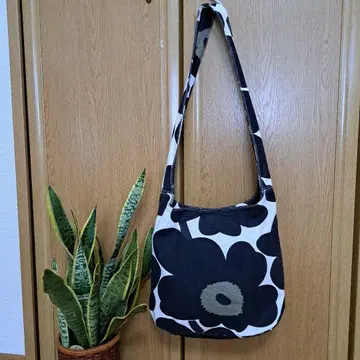 marimekko 흑백 꽃무늬 숄더백