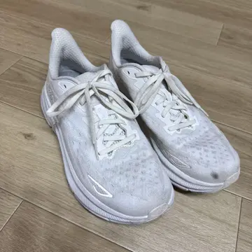 호카 오네오네 클리프톤 9 화이트 계열