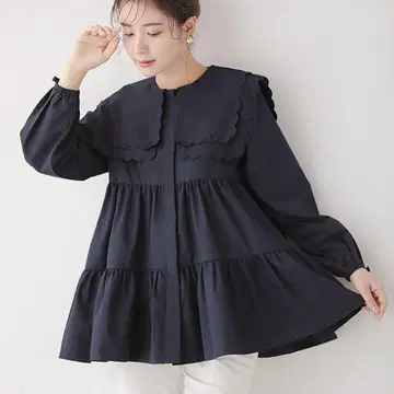 Fit more 더블 스캘럽 티어드 블라우스 네이비