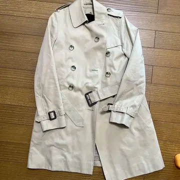 베이지 더블 브레스트 트렌치코트 애로우즈