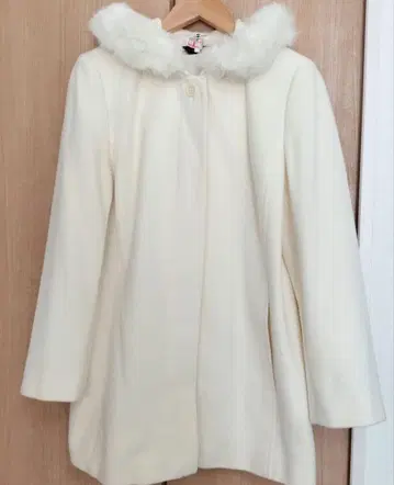 아이보리 퍼 옷깃 롱 코트