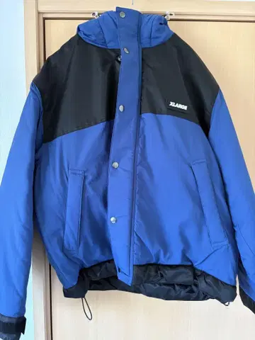 XLARGE 후드 부착 다운 자켓 파랑 블랙
