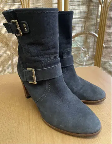 DIANA 블루 그레이 색상의 스웨이드 숏부츠 24.5cm