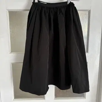 달리아 타프타 소재 스커트