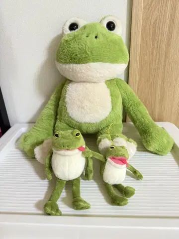 개구리 봉제 인형과 개구리 스트랩