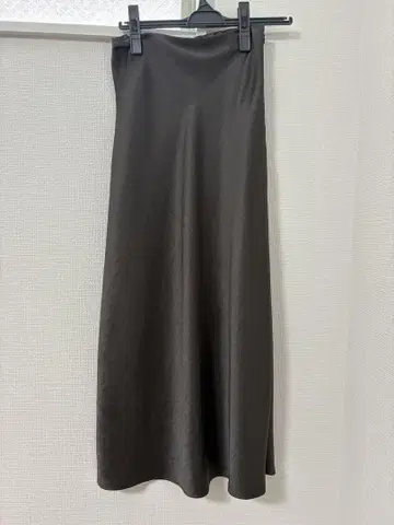 아뉴앙스 새틴 스커트 차콜 그레이