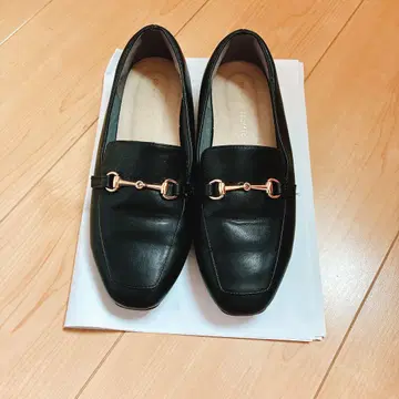 오리엔탈 트래픽 점프 가능한 블랙 컬러 펌프스