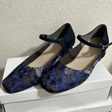 네이비 자수 앵클 스트랩 펌프스