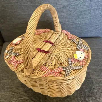 헬로키티 장식의 라탄 바스켓백