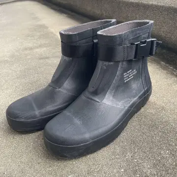 버클 달린 블랙 레인 슈즈
