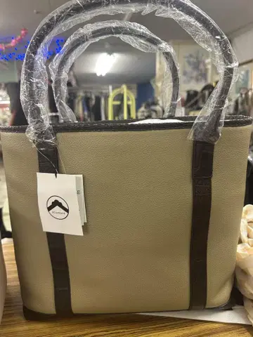 베이지와 브라운의 토트백