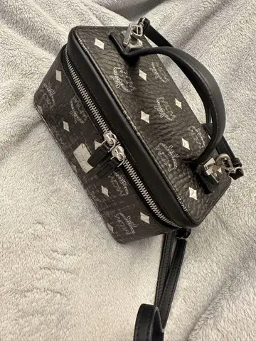 MCM 블랙 퀼팅 숄더백
