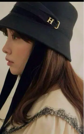 herlipto Velvet Tule Ribbon Cloche Hat