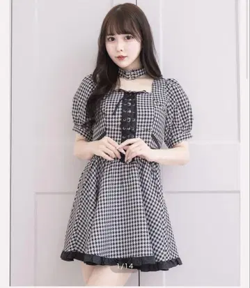 새상품급 pium 피움 사이드 크로스 초커 플레어 원피스