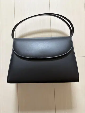 심플한 블랙 핸드백