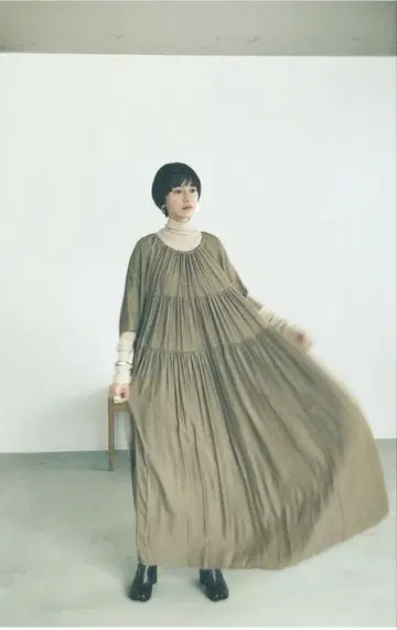 CLANE 올리브색 플리츠 롱 원피스 반팔