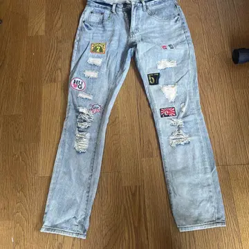데미지 가공 패치 부착 라이트 블루 데님