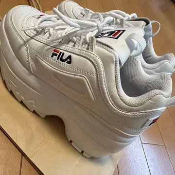 새상품급 FILA 통굽 화이트 스니커즈 23.5