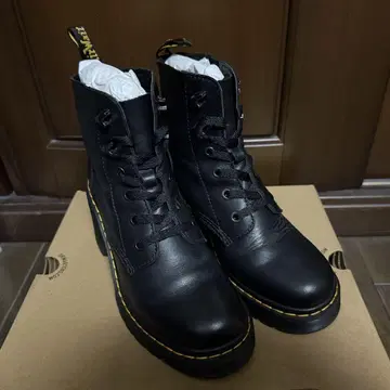 Dr.Martens JESY 6홀 레이스업 부츠 닥터마틴