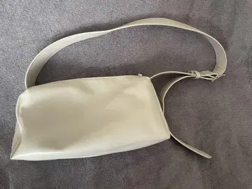 화이트 숄더백 슬림 디자인
