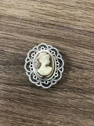 CAMEO 브로치