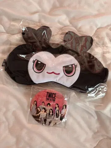 TWICE 업그레이드 혜택 안대 캔뱃지