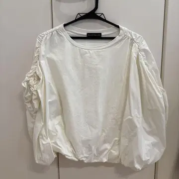 화이트 벌룬 슬리브 셔츠
