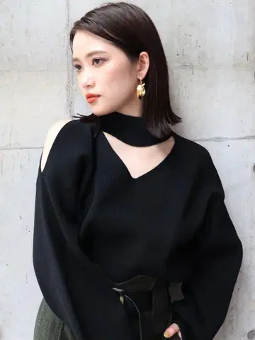 리브 오프숄더 V넥 스웨터
