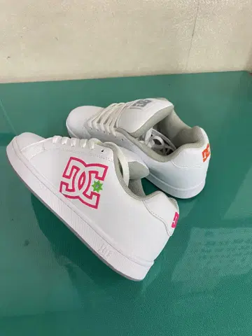 DC 스니커즈