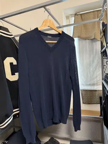 질샌더 네이비 V넥 니트